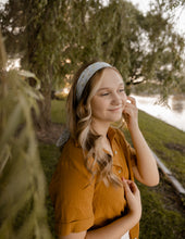 Load image into Gallery viewer, Sego Lily Scarf - Utah State Flower
