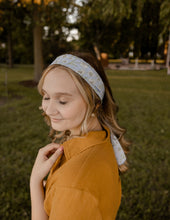 Load image into Gallery viewer, Sego Lily Scarf - Utah State Flower

